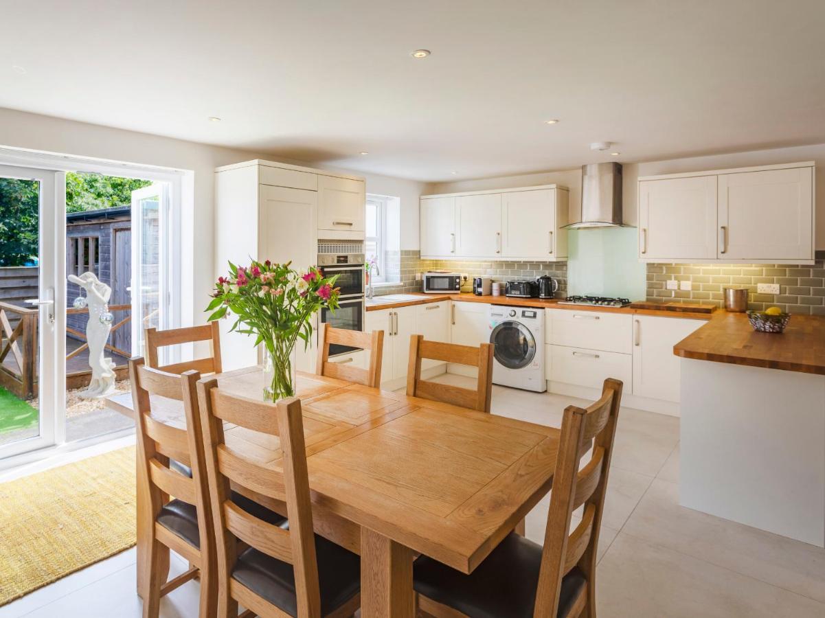 New Detached 3 Bed Luxe House On Exclusive Private Estate Close To Coast . Sleeps 6 *