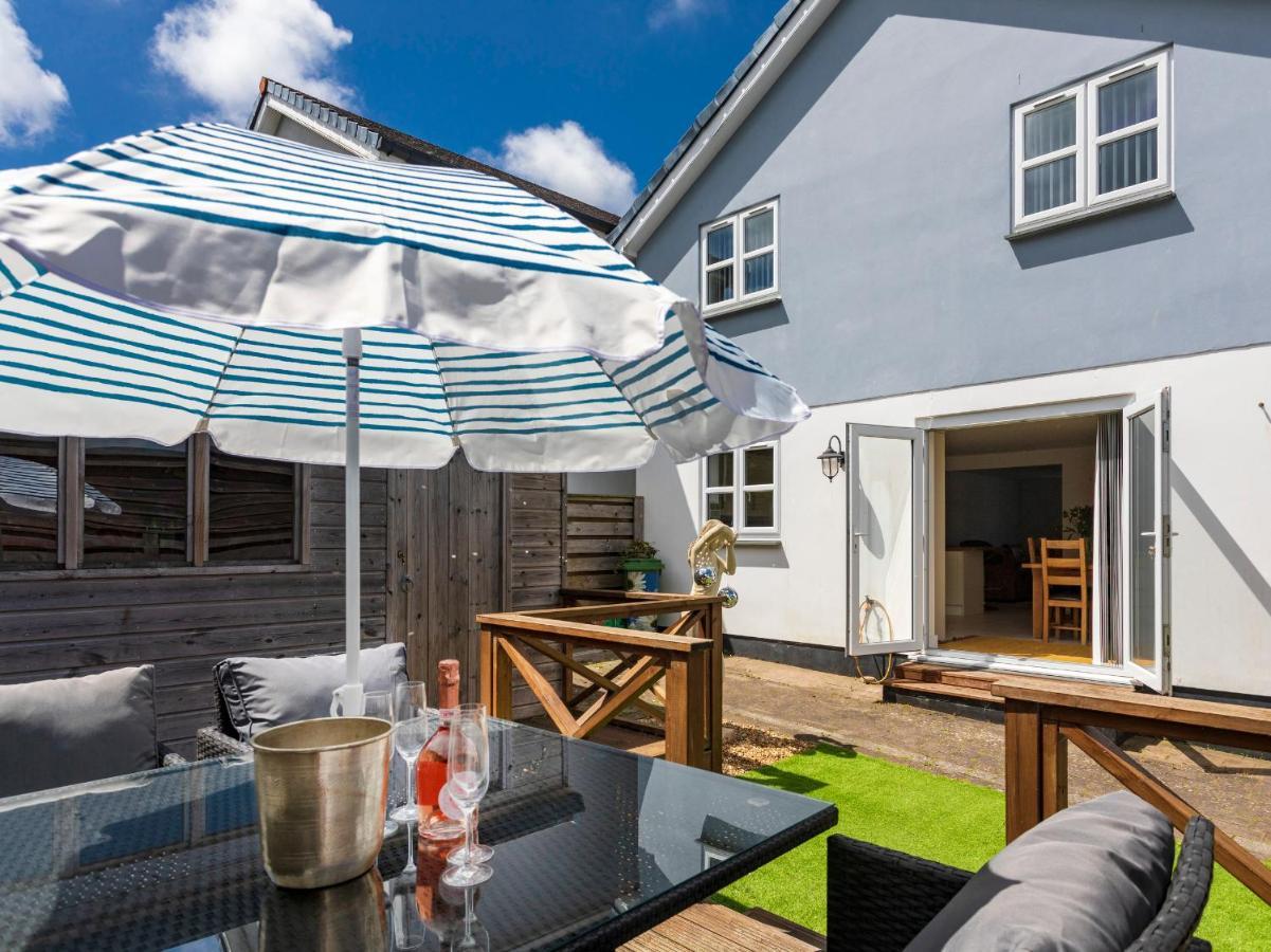 New Detached 3 Bed Luxe House On Exclusive Private Estate Close To Coast . Sleeps 6 Holiday home