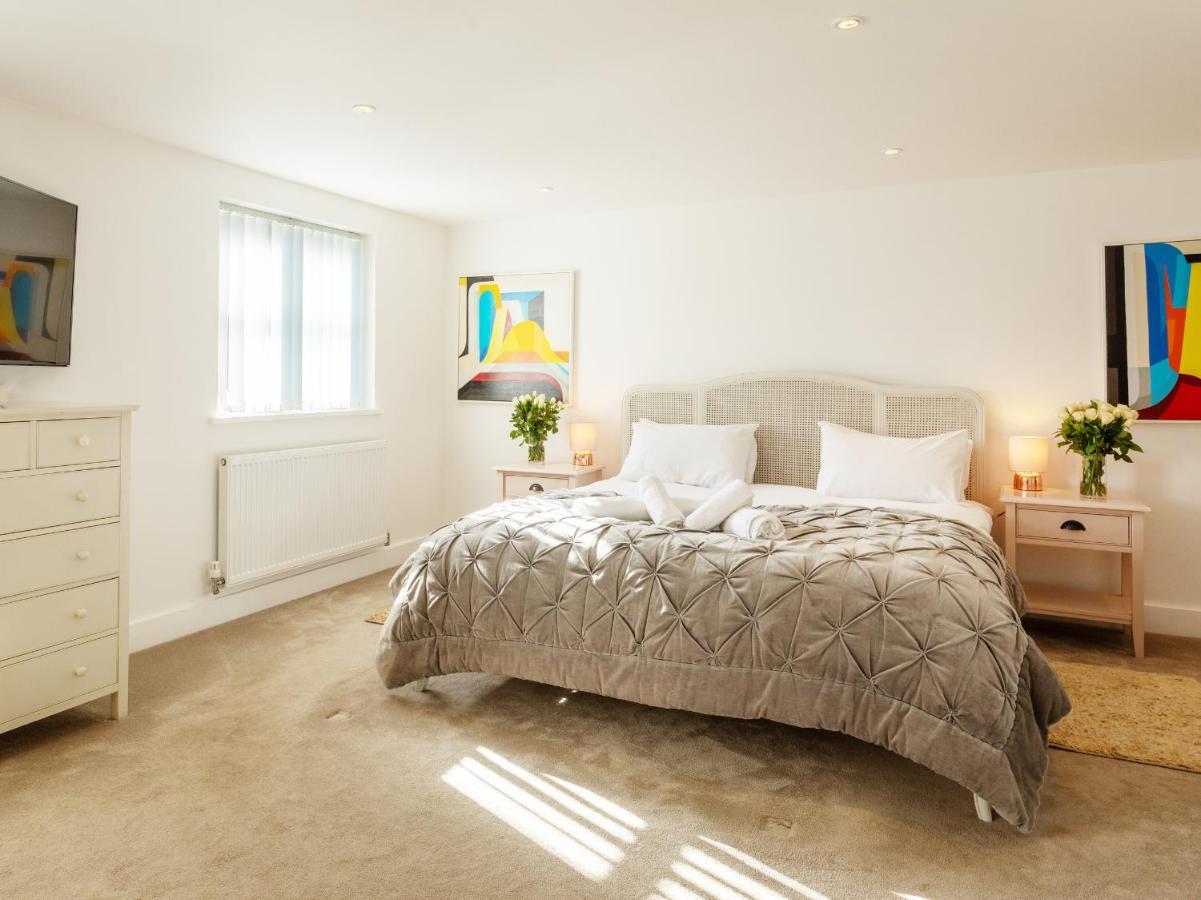 New Detached 3 Bed Luxe House On Exclusive Private Estate Close To Coast . Sleeps 6 Holiday home