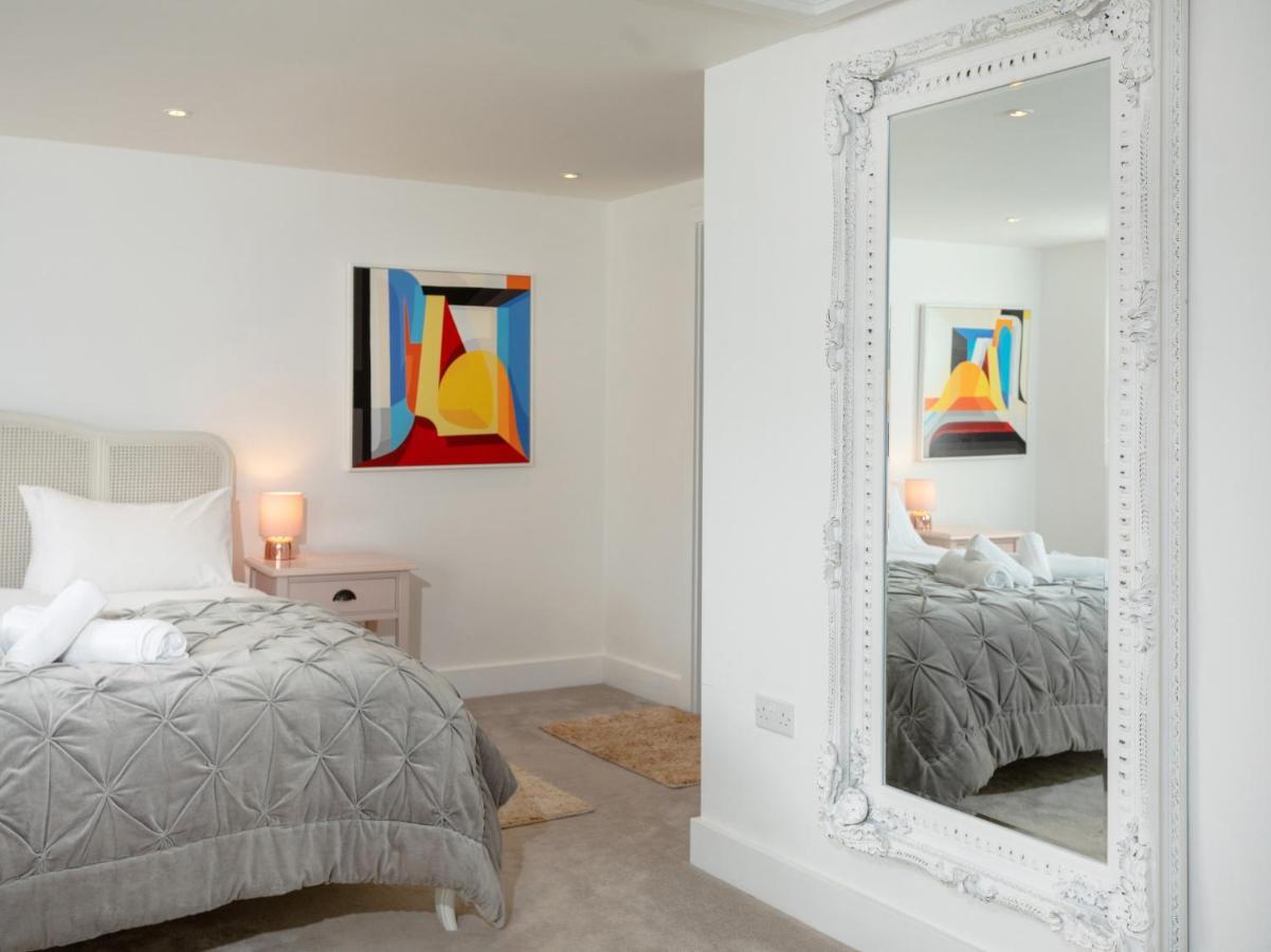 New Detached 3 Bed Luxe House On Exclusive Private Estate Close To Coast . Sleeps 6 Holiday home