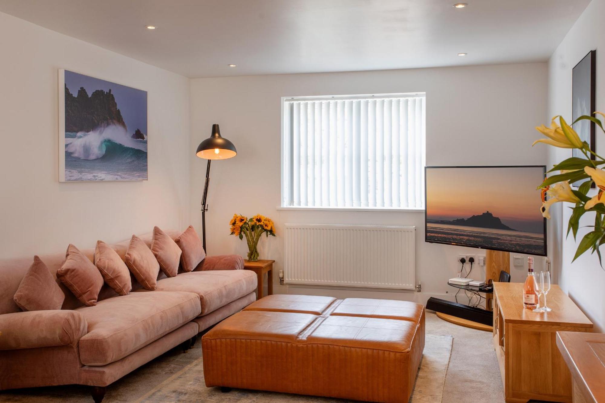 New Detached 3 Bed Luxe House On Exclusive Private Estate Close To Coast . Sleeps 6 *