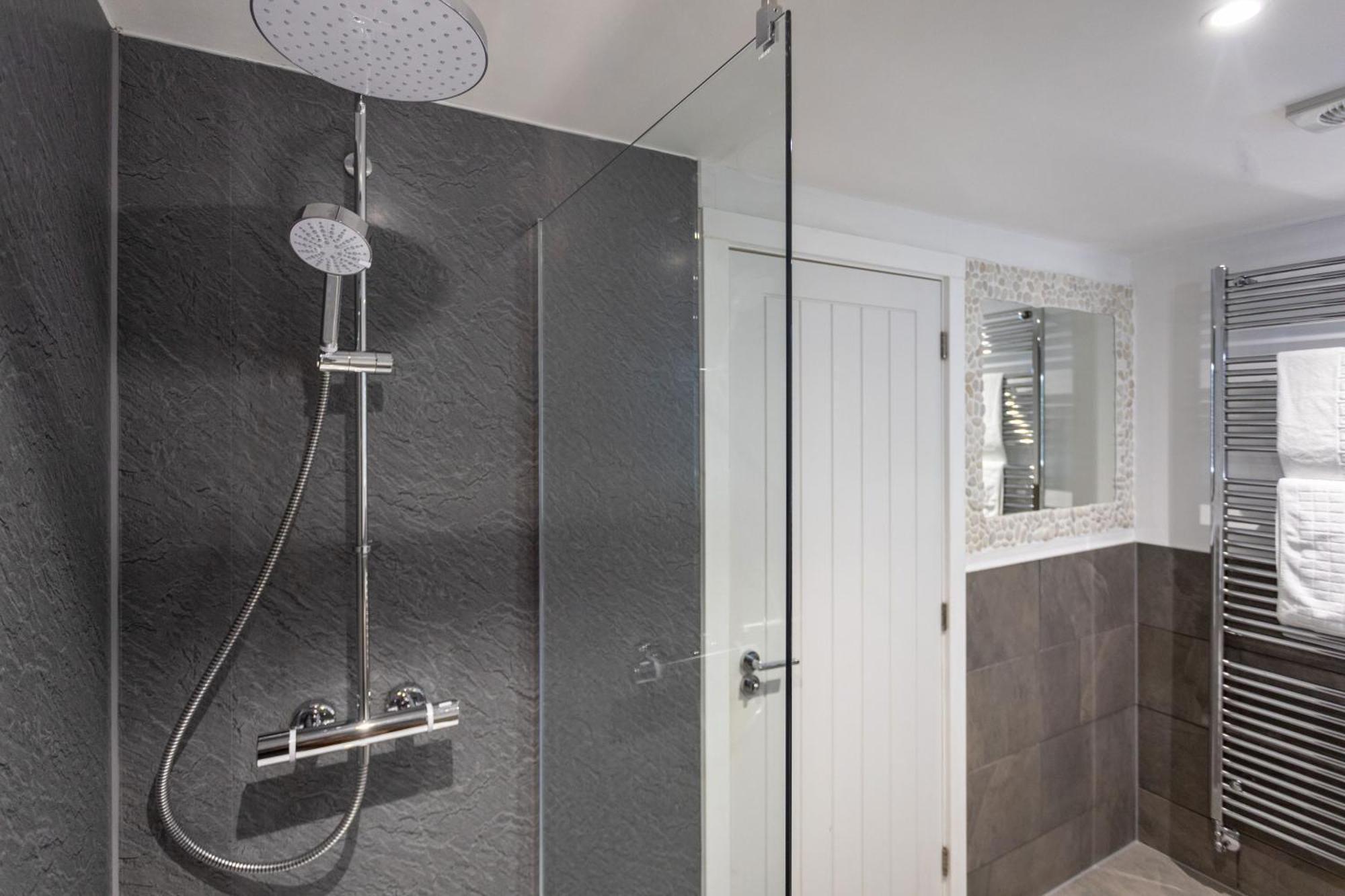New Detached 3 Bed Luxe House On Exclusive Private Estate Close To Coast . Sleeps 6 *