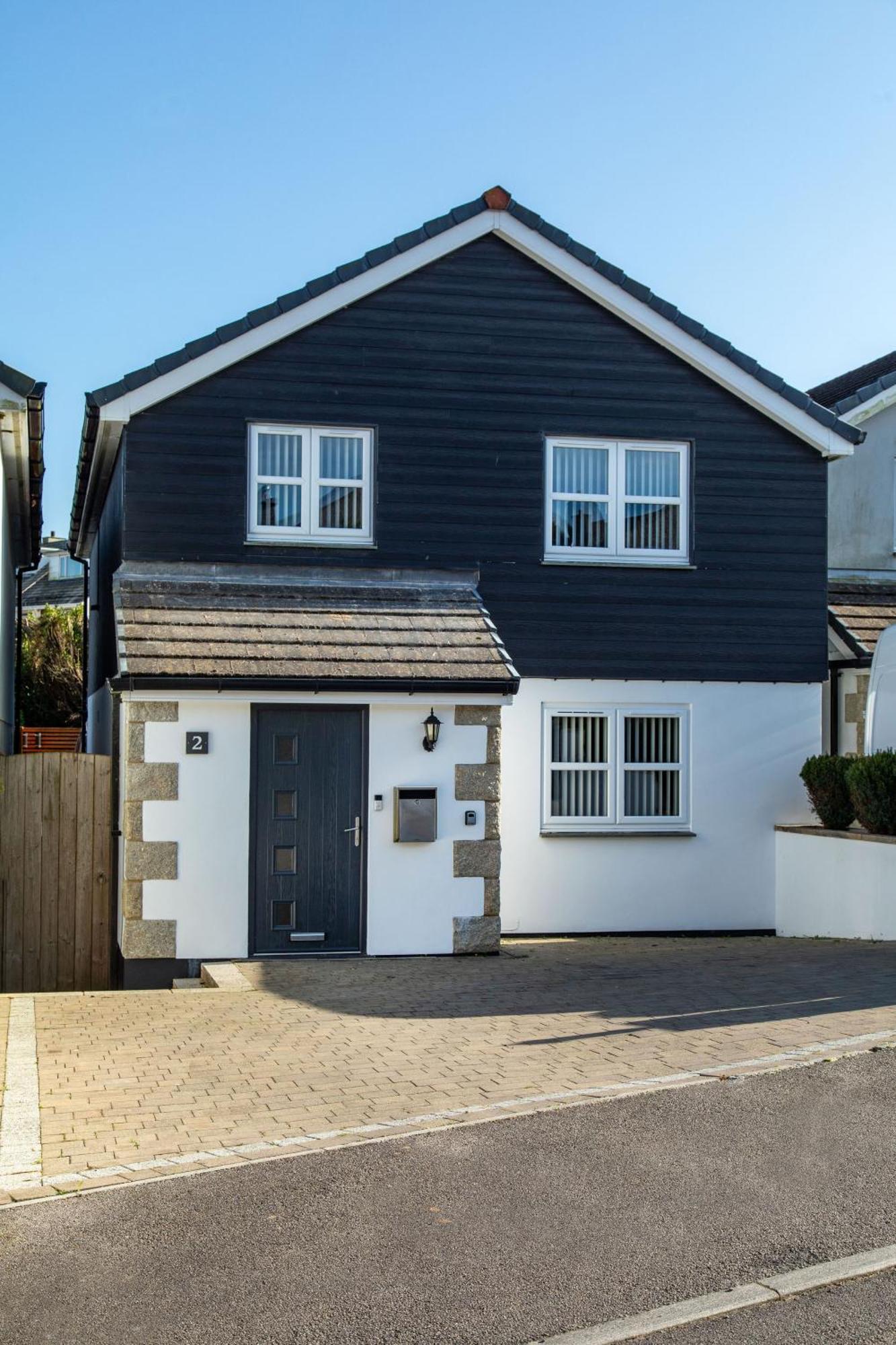 New Detached 3 Bed Luxe House On Exclusive Private Estate Close To Coast . Sleeps 6 Holiday home