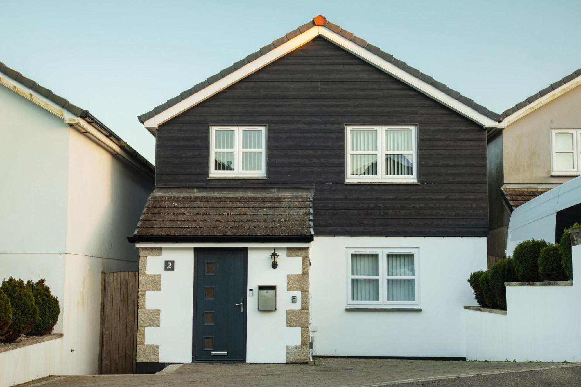 New Detached 3 Bed Luxe House On Exclusive Private Estate Close To Coast . Sleeps 6 Holiday home
