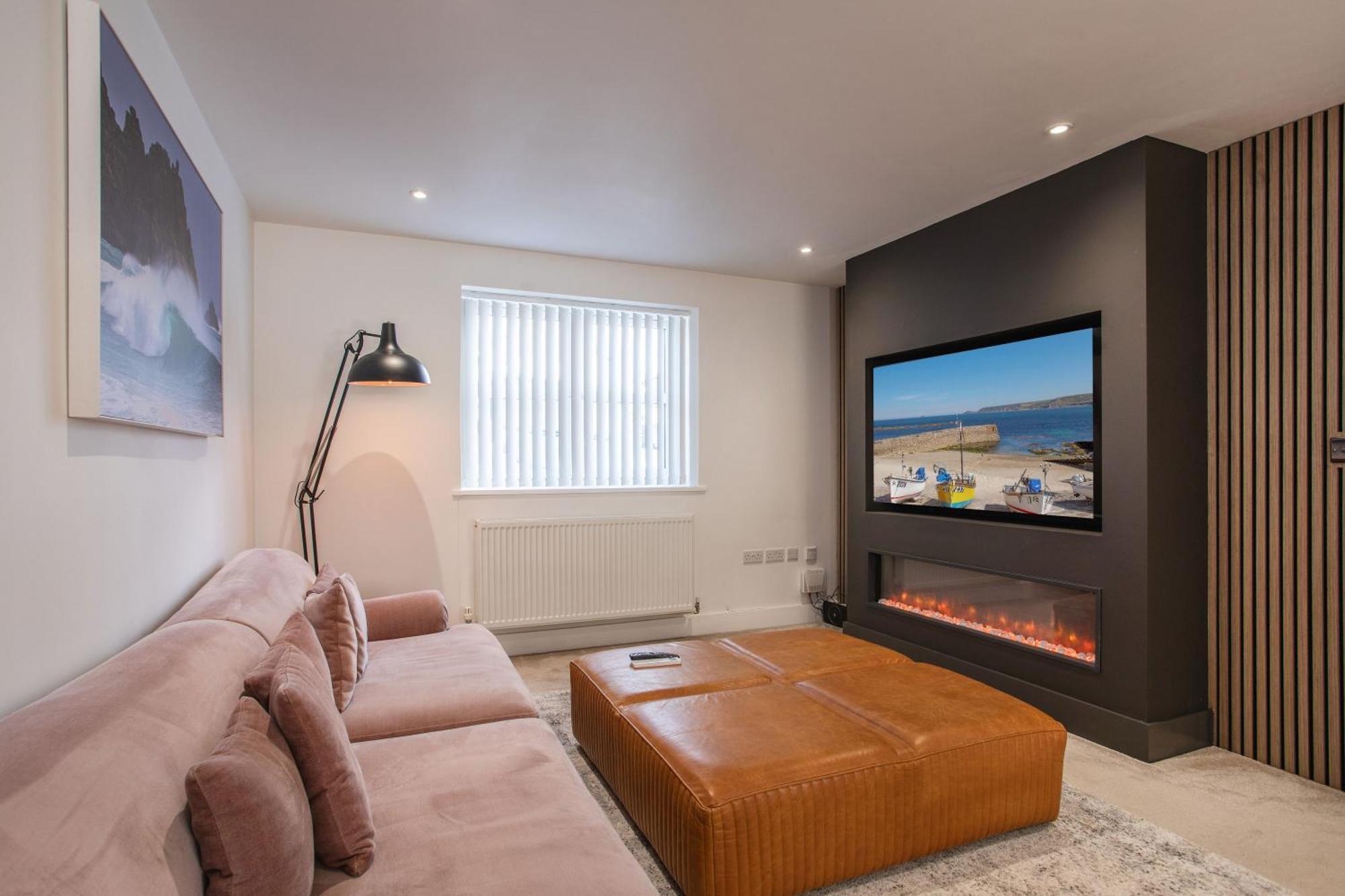 New Detached 3 Bed Luxe House On Exclusive Private Estate Close To Coast . Sleeps 6 Holiday home *