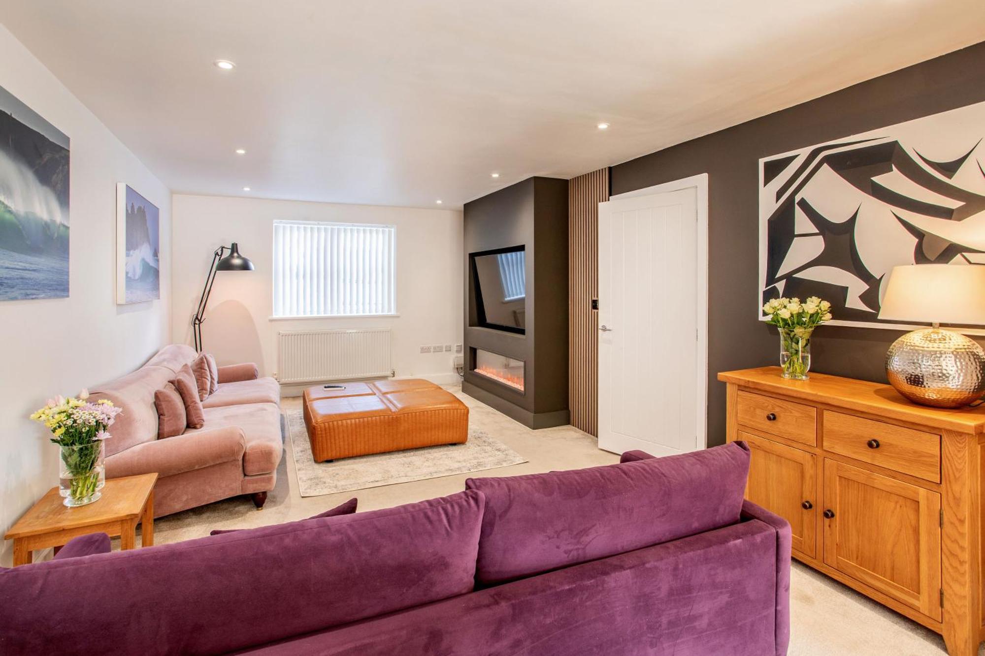 New Detached 3 Bed Luxe House On Exclusive Private Estate Close To Coast . Sleeps 6 *