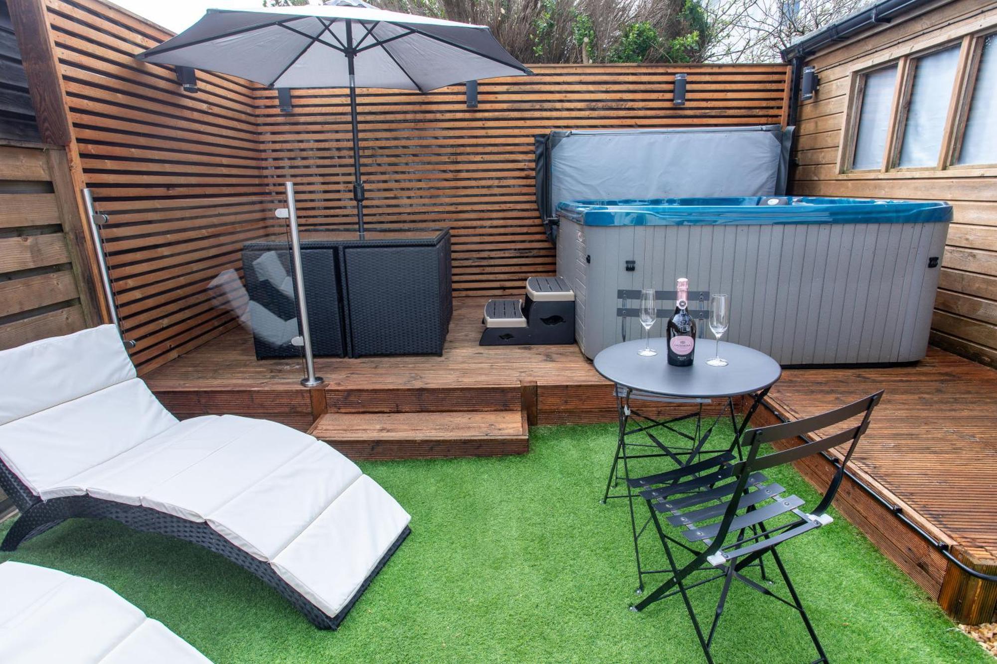 New Detached 3 Bed Luxe House On Exclusive Private Estate Close To Coast . Sleeps 6 * Newlyn